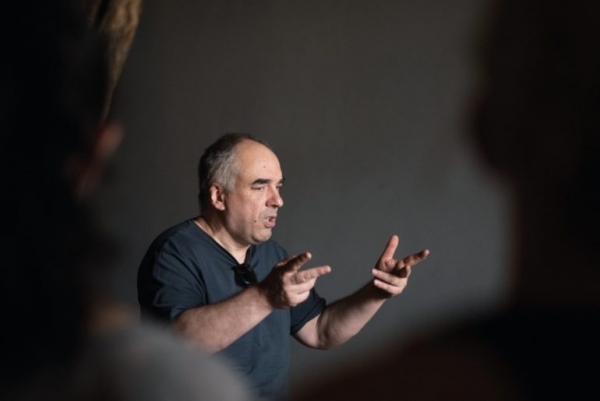 CARLOS J. PESSOA é docente da Licenciatura em Teatro da Escola Superior de Teatro e Cinema (ESTC) e coordenador pedagógico-artístico do Mestrado em Teatro, especialização em Encenação, da mesma escola.